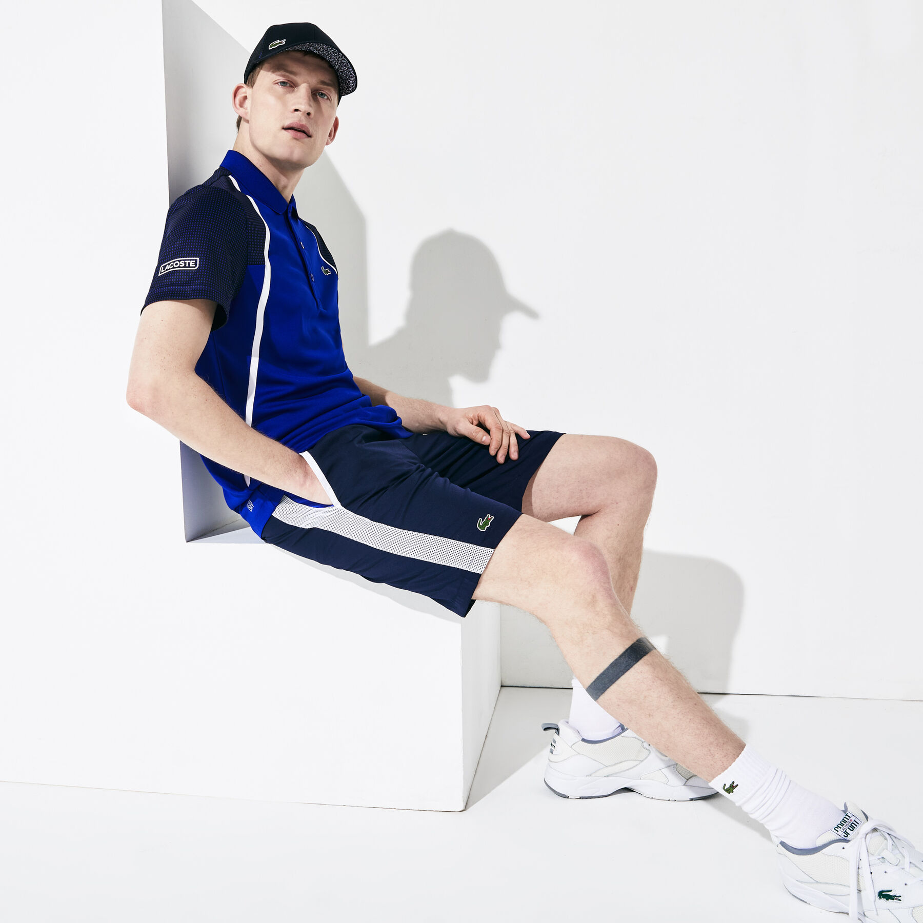 شورت رياضي للعب التنس بقصة متباينة من مجموعة LacosteSPORT للرجال لاكوست شورت رياضي للعب التنس بقصة متباينة من مجموعة lacostesport للرجال