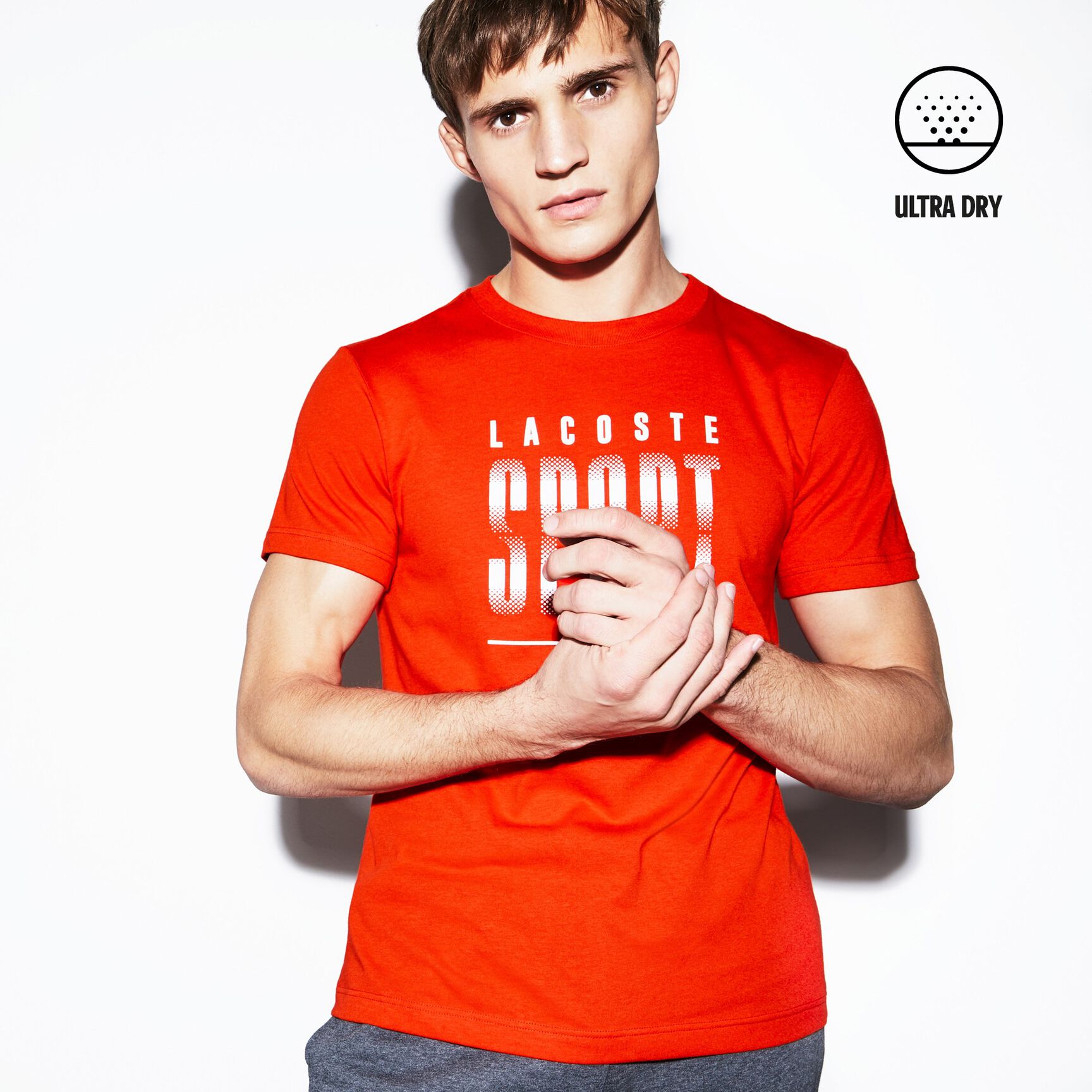 قميص تي-شيرت للرجال لرياضة التنس من الجيرسيه العملي بفتحة رقبة دائرية ومزدان بحروف أنيقة من مجموعة Lacoste SPORT قميص تي-شيرت للرجال لرياضة التنس من الجيرسيه العملي بفتحة رقبة دائرية ومزدان بحروف أنيقة من مجموعة Lacoste SPORT