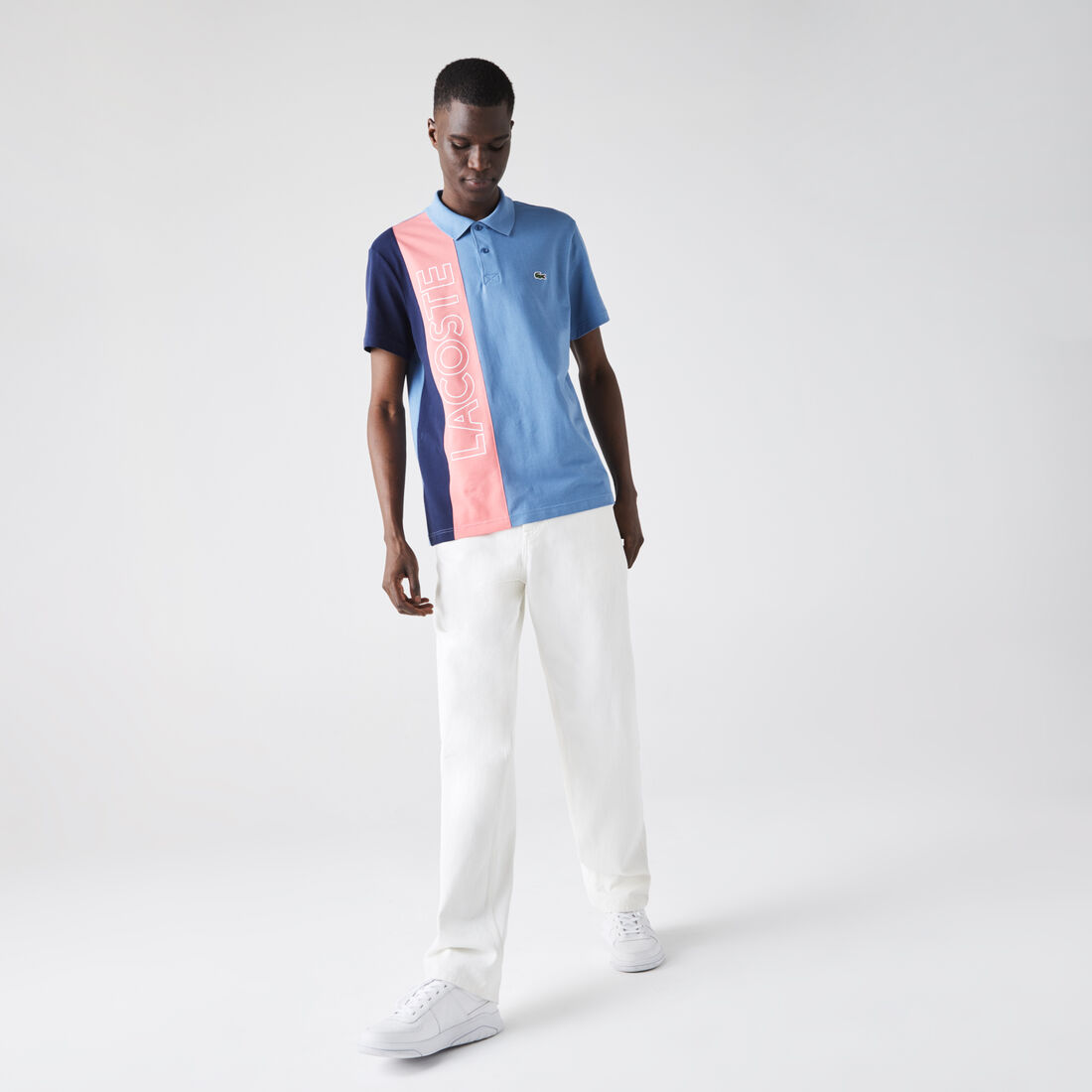 قميص بولو للرجال قصة عادية بكتل لونية من نسيج محبوك فائق الخفة