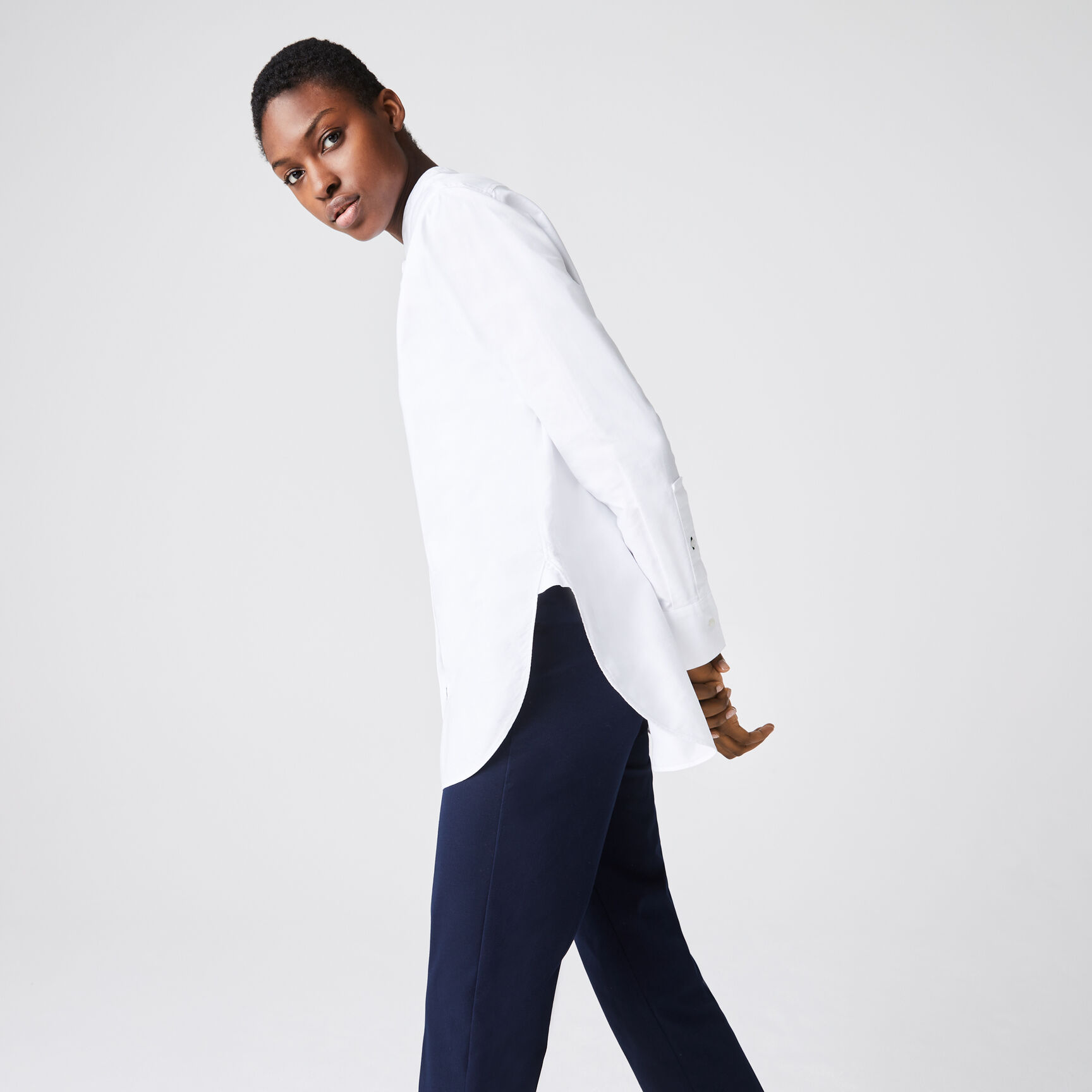 قميص قطن أكسفورد للنساء بقصة عادية وياقة ماندرين