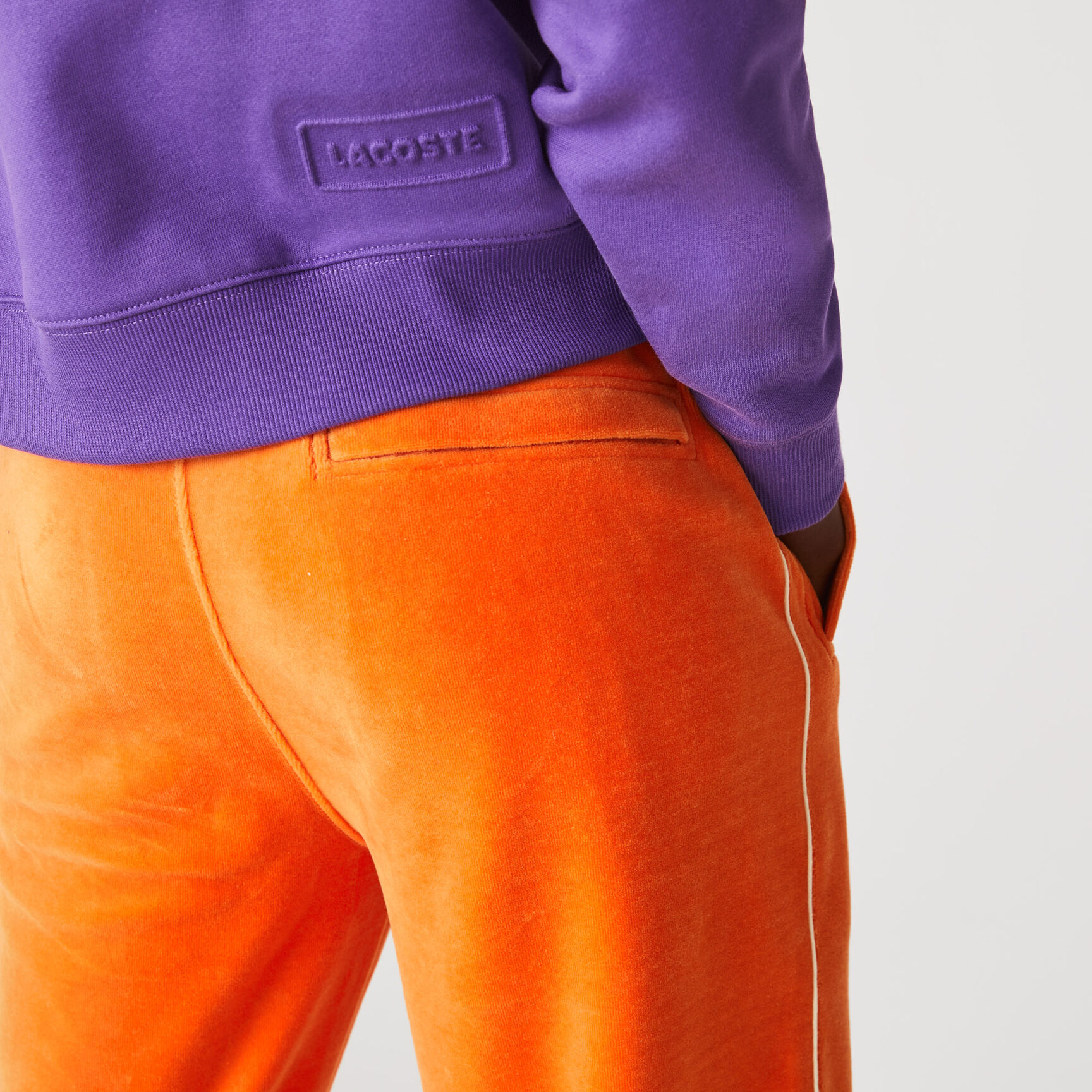 بنطلون رياضي مخمل للجنسين من مجموعة Lacoste L!VE