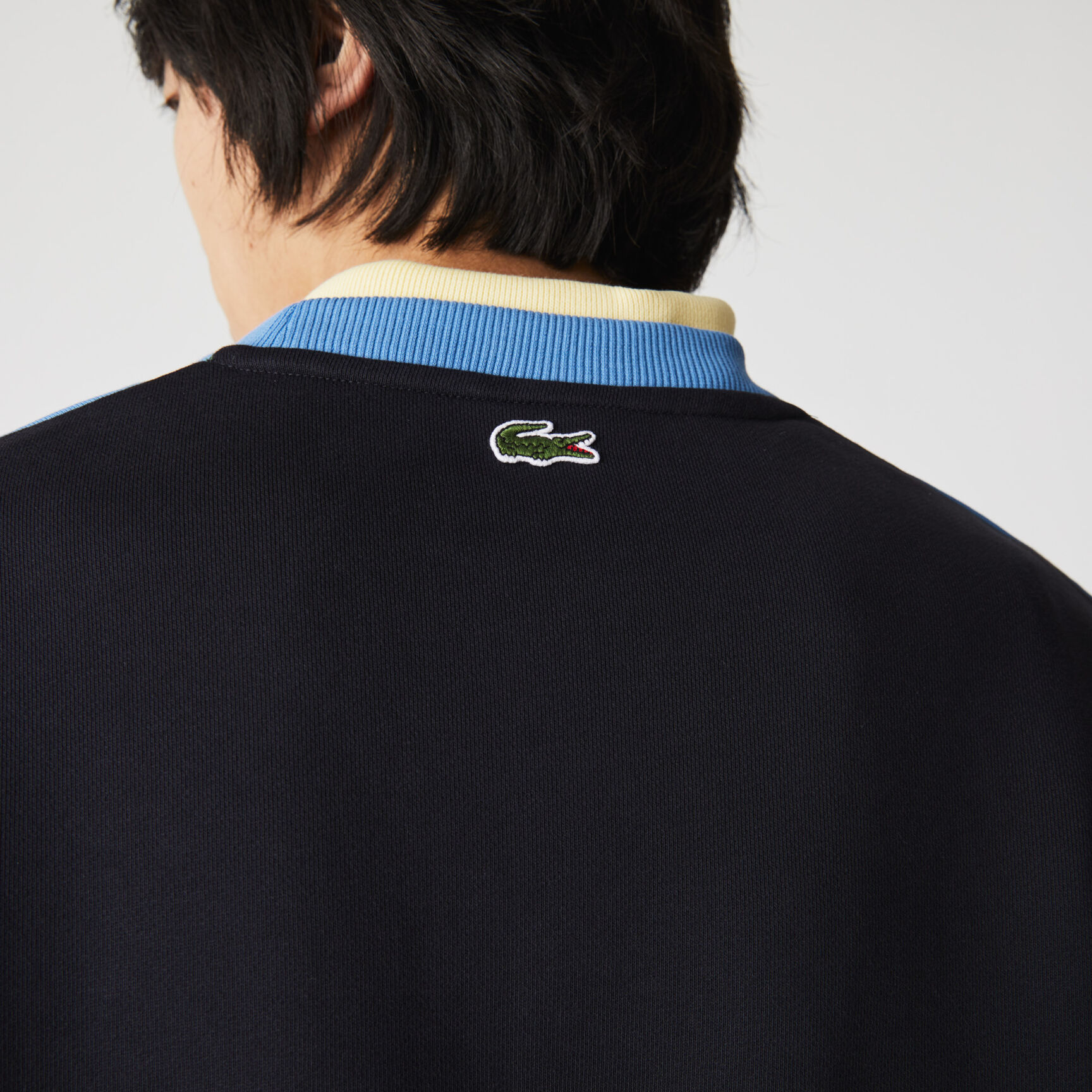 سويت شيرت الصوف القطني بكتل لونية للرجال مع شارة من تراث العلامة