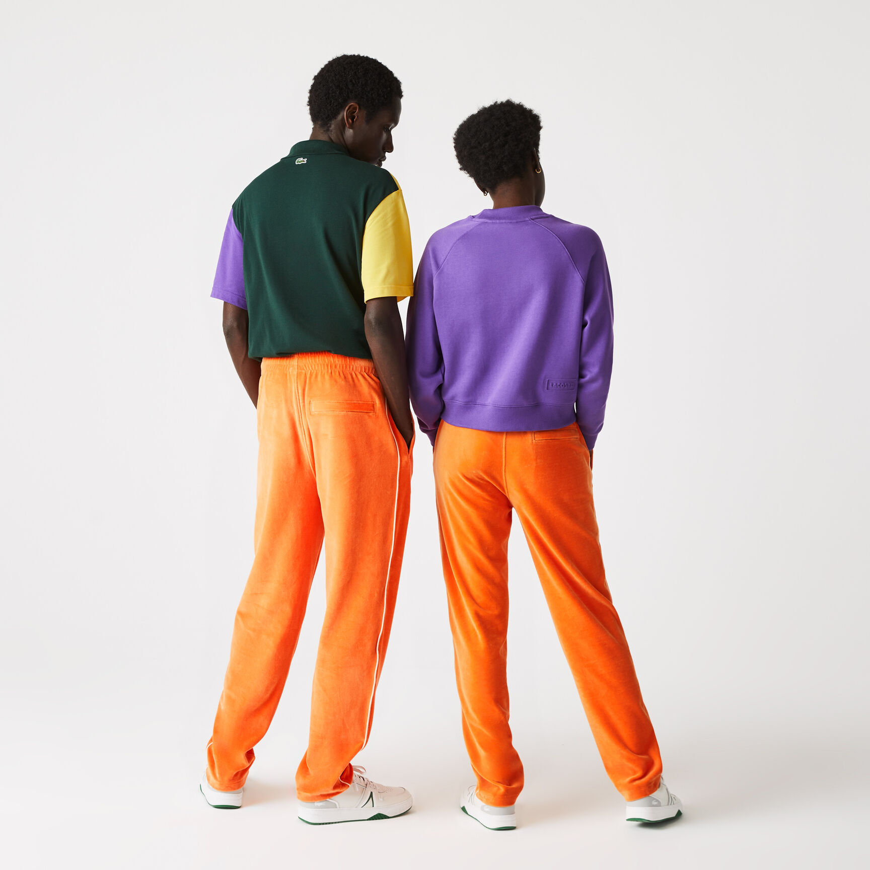 بنطلون رياضي مخمل للجنسين من مجموعة Lacoste L!VE