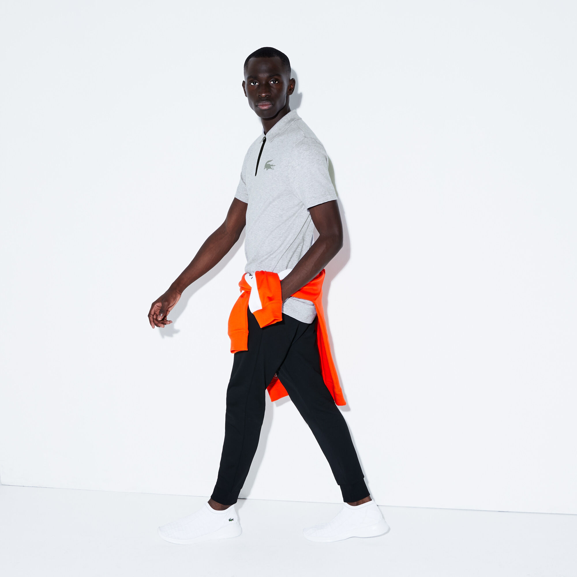 قميص بولو قطني للرجال بسحاب عند الياقة وعلامة التمساح المجسمة من مجموعة Lacoste SPORT قميص بولو قطني للرجال بسحاب عند الياقة وعلامة التمساح المجسمة من مجموعة Lacoste SPORT