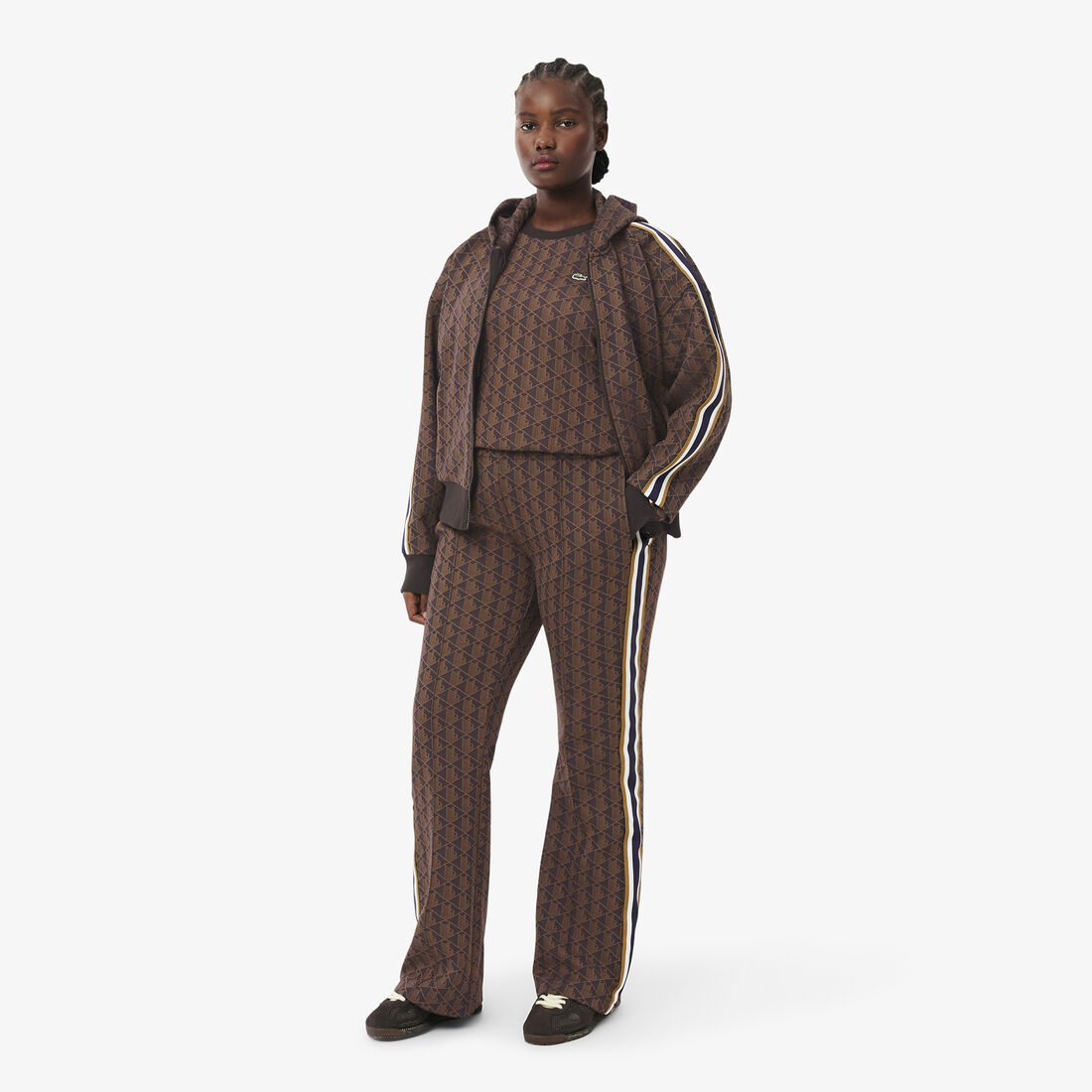 تي شيرت جاكار أحادي اللون بقصّة ضيقة تي شيرت جاكار أحادي اللون بقصّة ضيقة