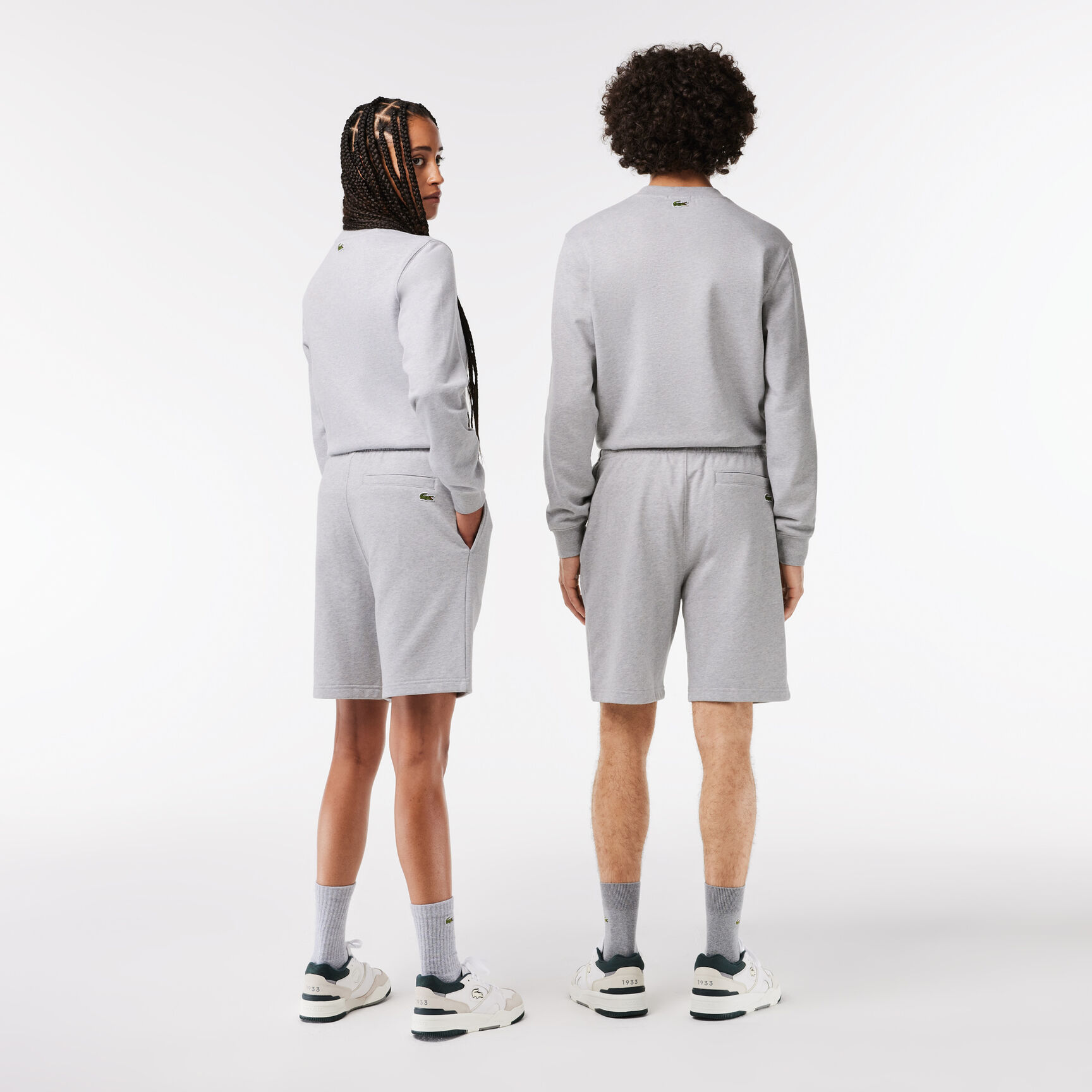 شورت صوف ناعم مقسم بألوان وبقصّة عادية