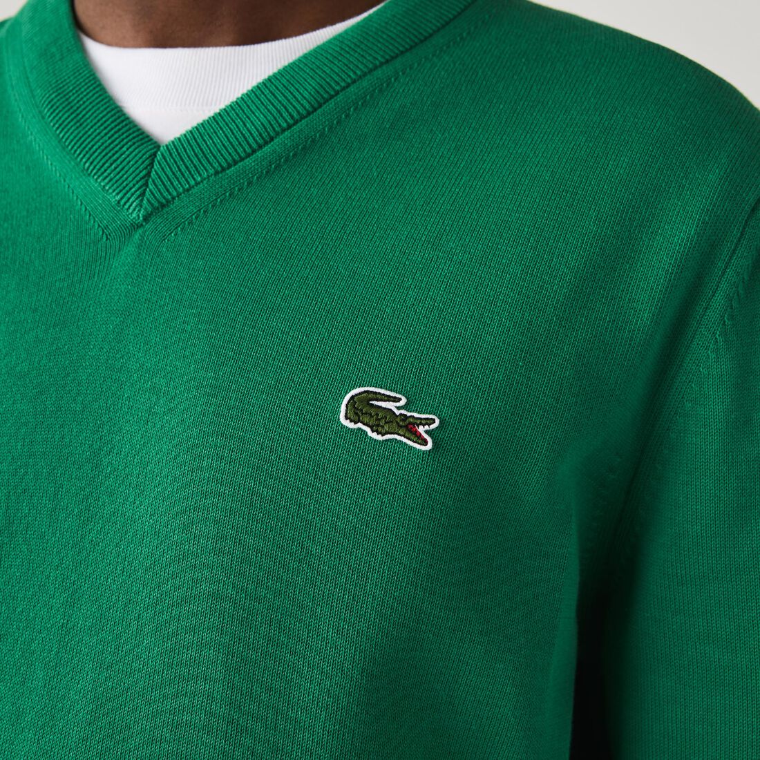 سترة قطنية أحادية اللون بفتحة رقبة على شكل حرف V سترة قطنية أحادية اللون بفتحة رقبة على شكل حرف V