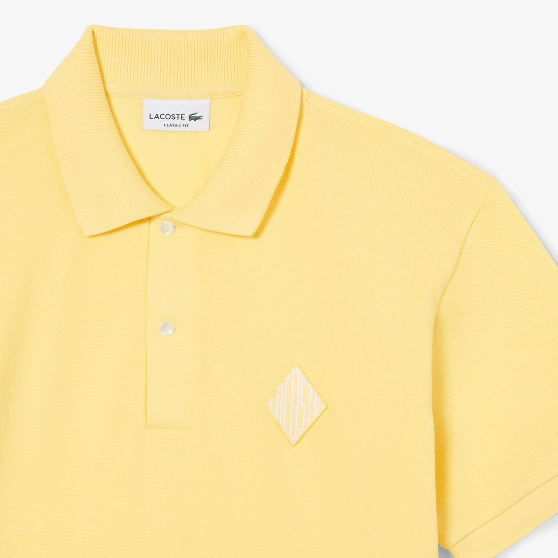 قميص بولو كلاسيكي بقصة كلاسيكية مزين بشعار الماركة قميص بولو كلاسيكي بقصة كلاسيكية مزين بشعار الماركة