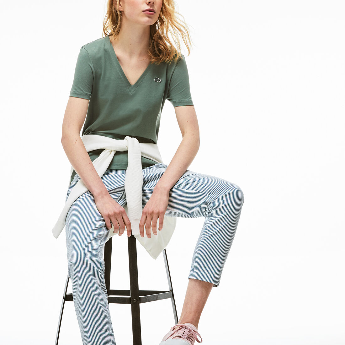 قميص تي-شيرت نسائي من قطن الجيرسيه ذو قصة ضيقة وفتحة رقبة على شكل حرف V قميص تي-شيرت نسائي من قطن الجيرسيه ذو قصة ضيقة وفتحة رقبة على شكل حرف V