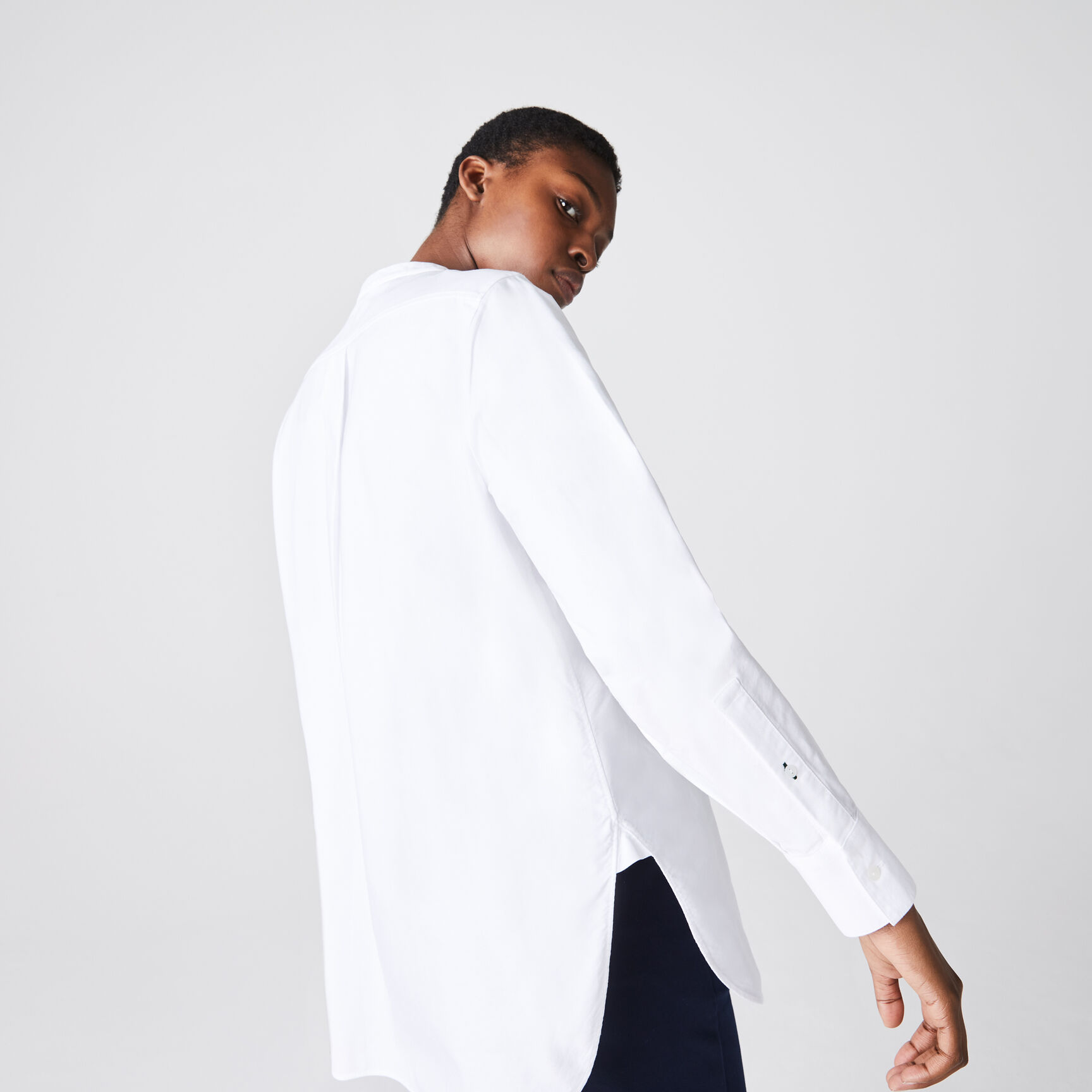 قميص قطن أكسفورد للنساء بقصة عادية وياقة ماندرين