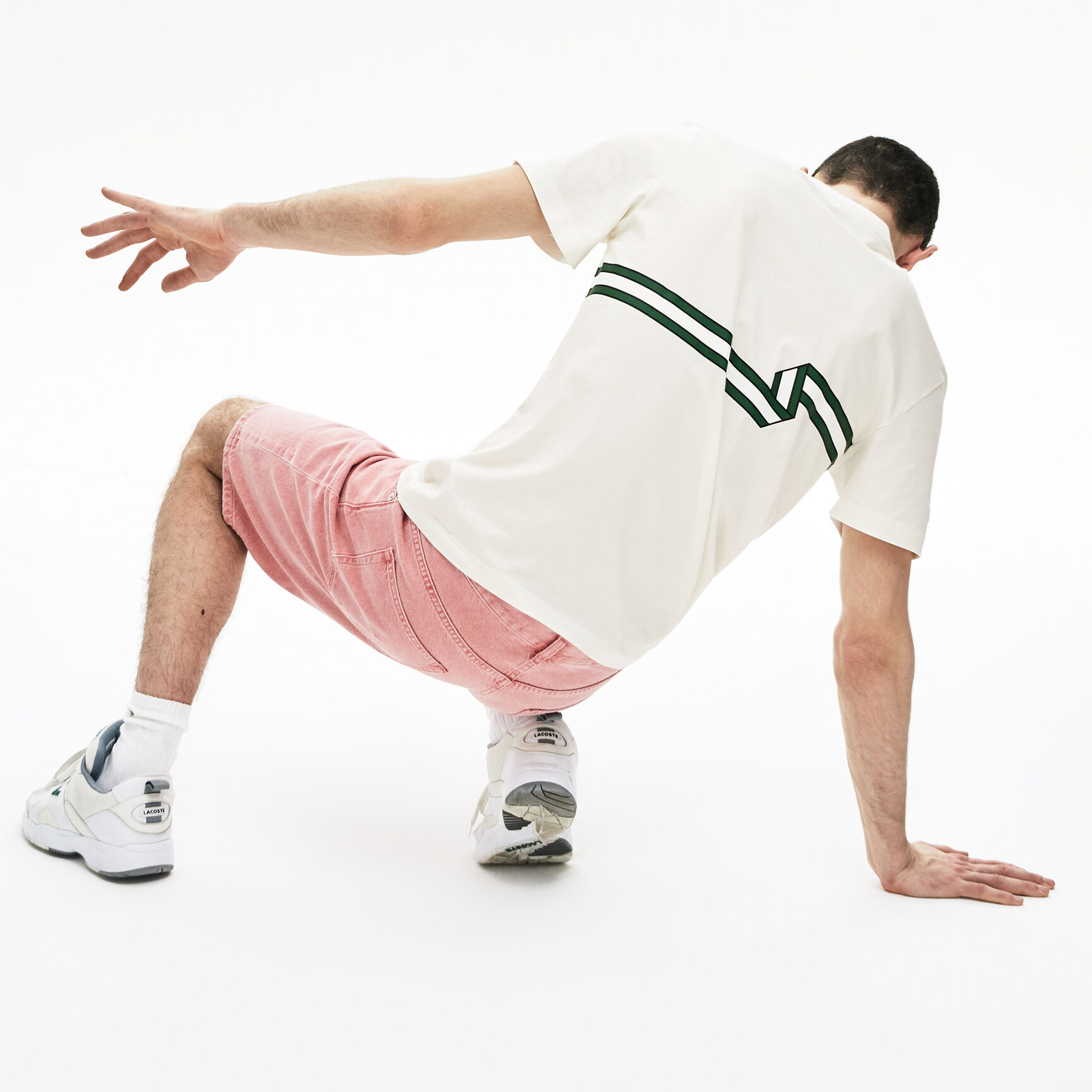 قميص تي-شيرت بفتحة رقبة مستديرة بخطوط مطبوعة للرجال