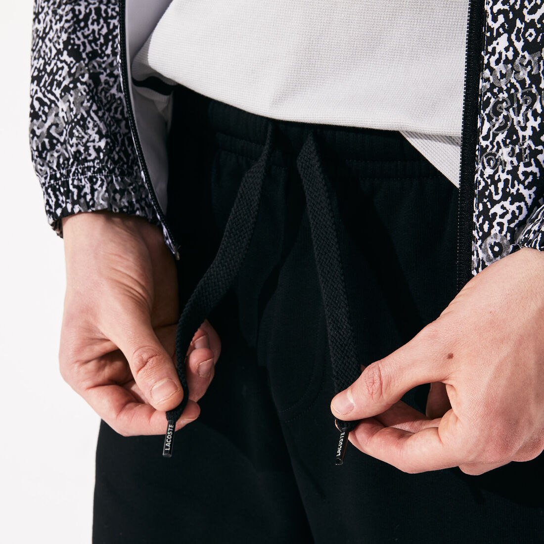 شورت من الصوف لرياضة التنس للرجال من مجموعة Lacoste SPORT شورت من الصوف لرياضة التنس للرجال من مجموعة Lacoste SPORT