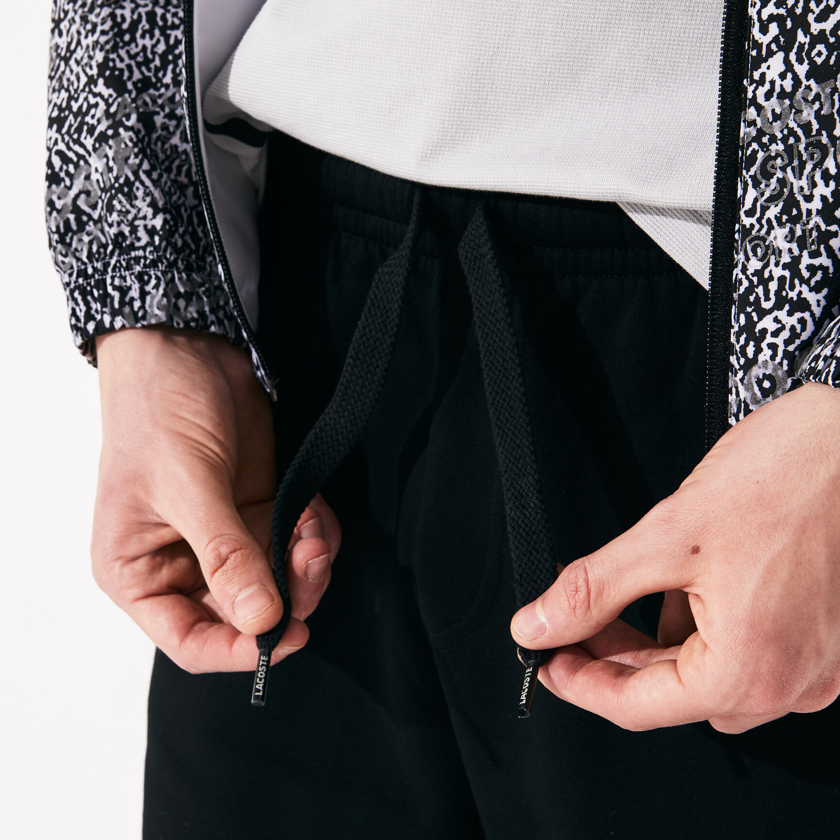 شورت من الصوف لرياضة التنس للرجال من مجموعة Lacoste SPORT شورت من الصوف لرياضة التنس للرجال من مجموعة Lacoste SPORT