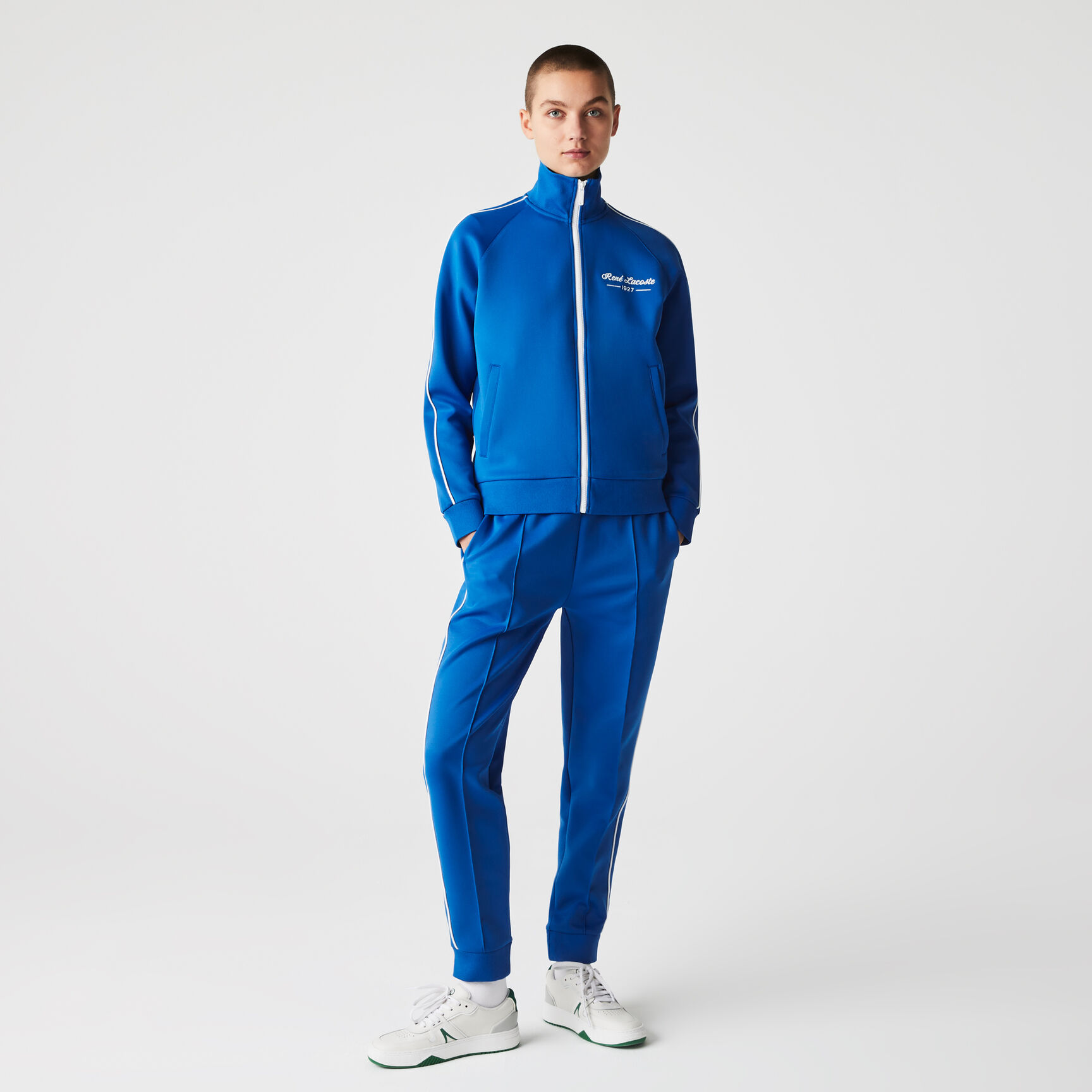 سترة نسائية مطرزة بحروف رياضية بسحاب سترة نسائية مطرزة بحروف رياضية بسحاب