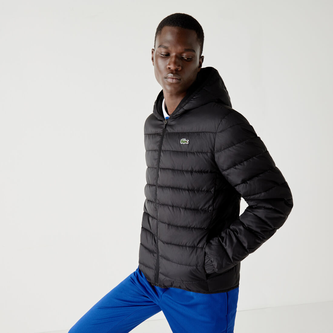 سترة مبطنة ضد الماء بغطاء رأس للرجال من مجموعة Lacoste SPORT سترة مبطنة ضد الماء بغطاء رأس للرجال من مجموعة Lacoste SPORT