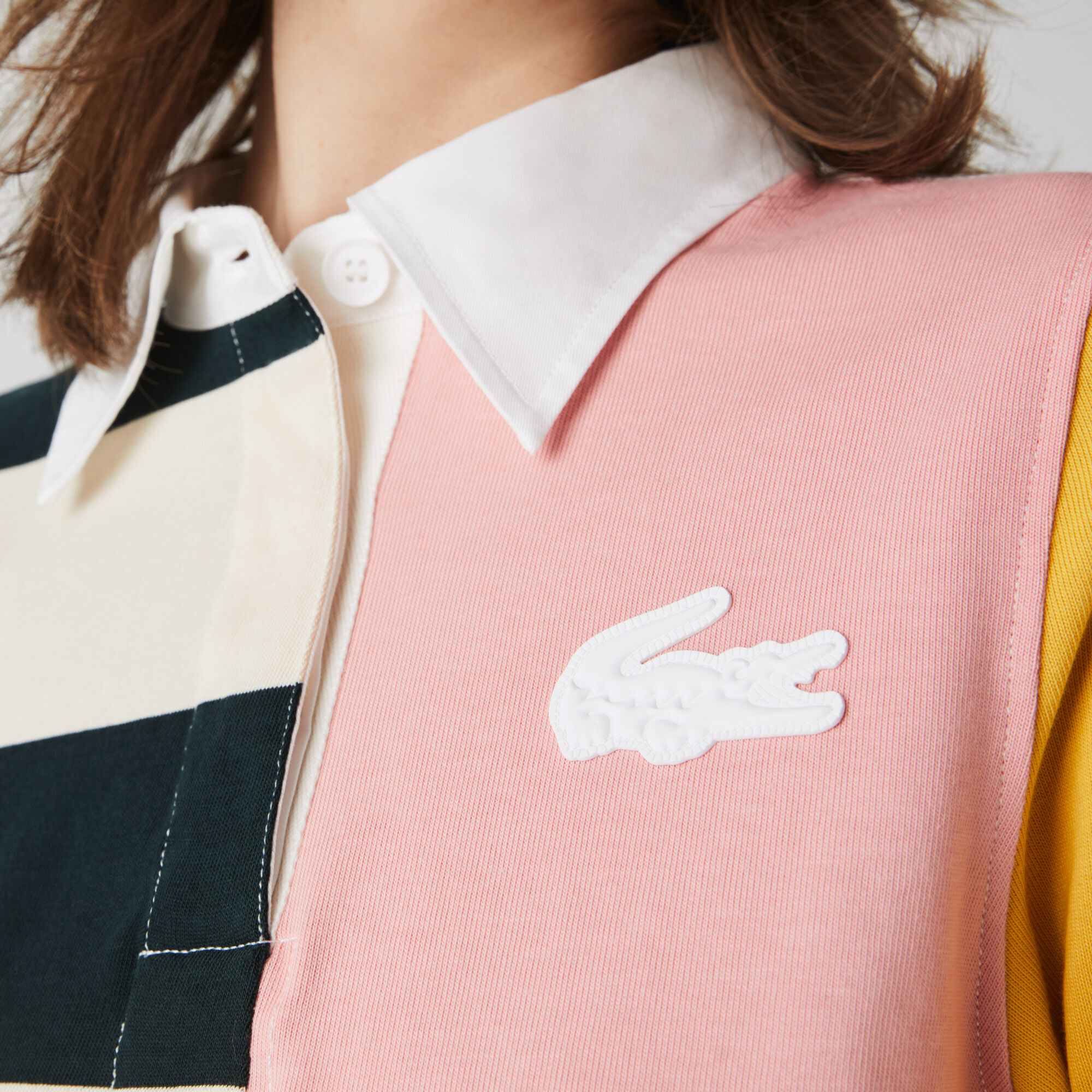 قميص بولو قطني للنساء تصميم الرجبي بكتل لونية مجموعة Lacoste LIVE قميص بولو قطني للنساء تصميم الرجبي بكتل لونية مجموعة Lacoste LIVE