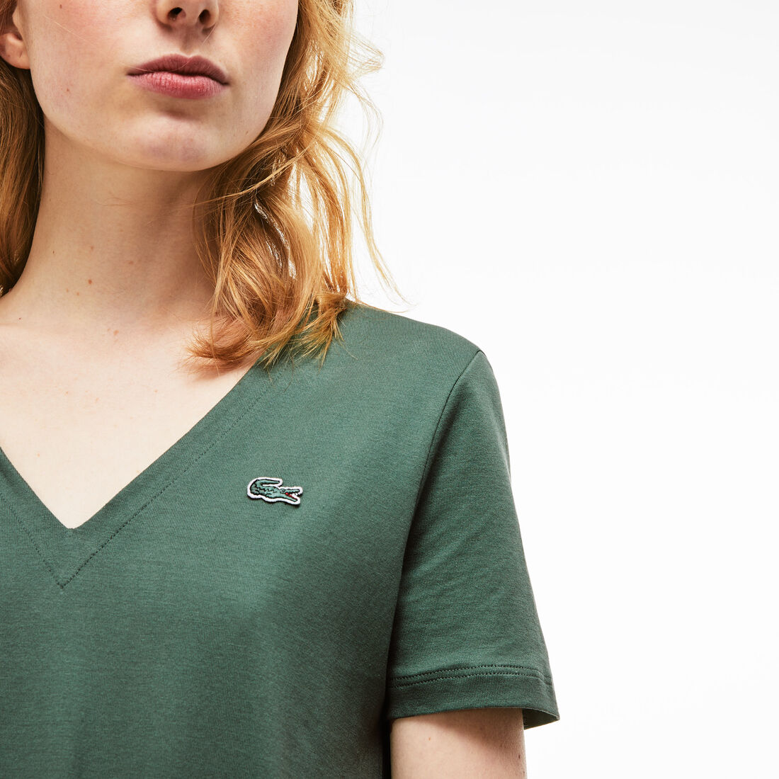 قميص تي-شيرت نسائي من قطن الجيرسيه ذو قصة ضيقة وفتحة رقبة على شكل حرف V قميص تي-شيرت نسائي من قطن الجيرسيه ذو قصة ضيقة وفتحة رقبة على شكل حرف V